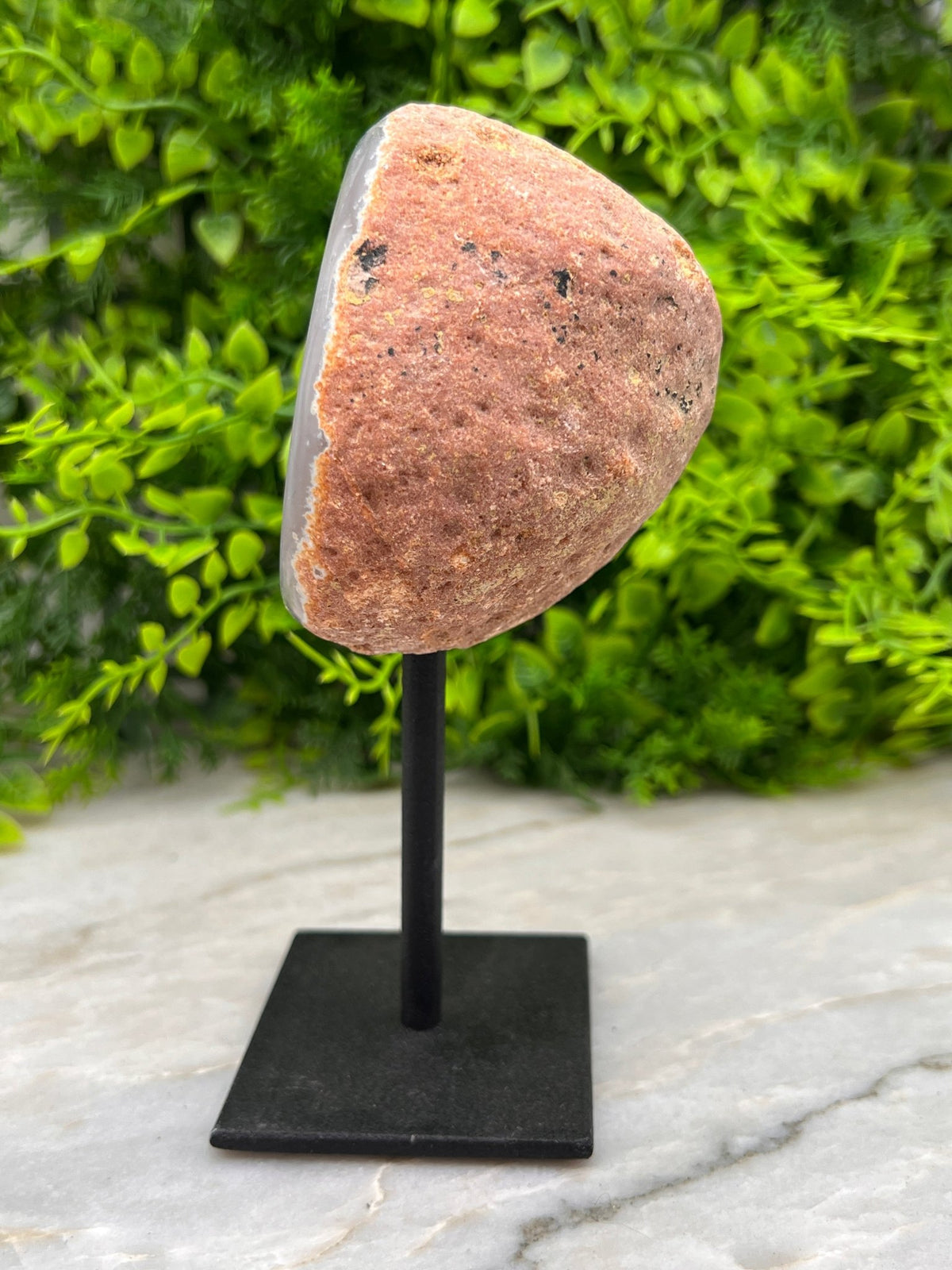 Agaat op standaard by KEY LIME STORE