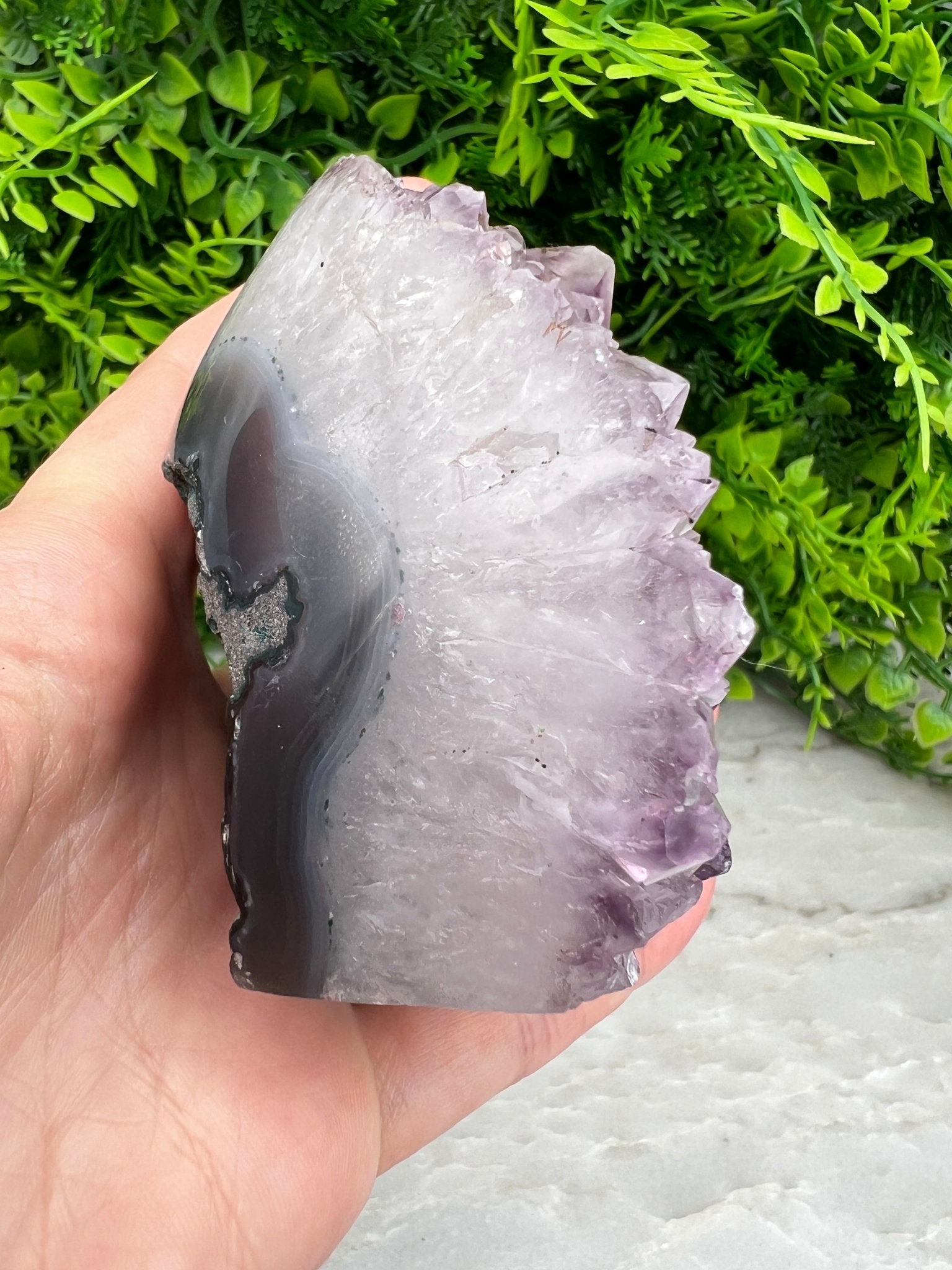 Amethyst mit Achat-Sockel (9 cm) von KEY LIME STORE