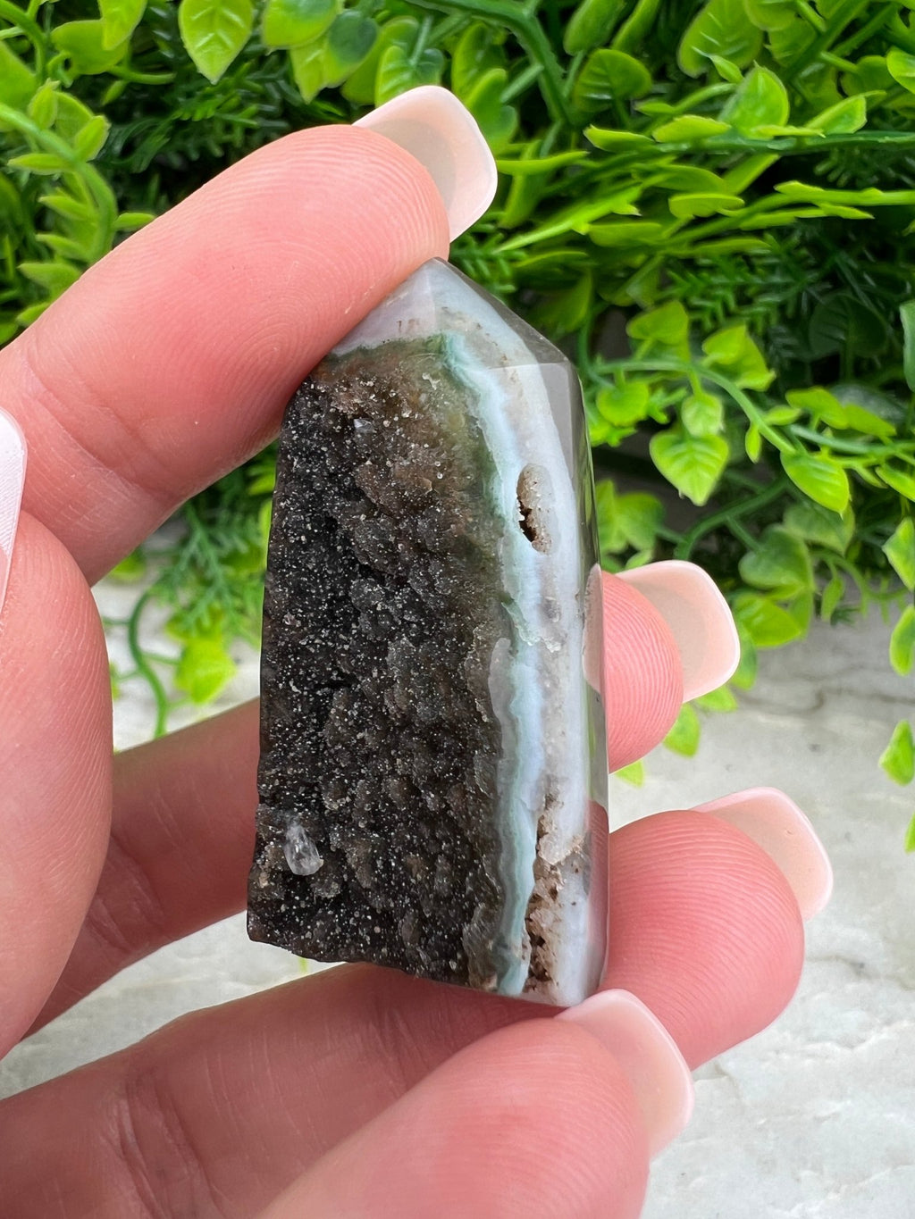 Amethyst-Cluster mit Turmform und geschliffenem Sockel von KEY LIME STORE