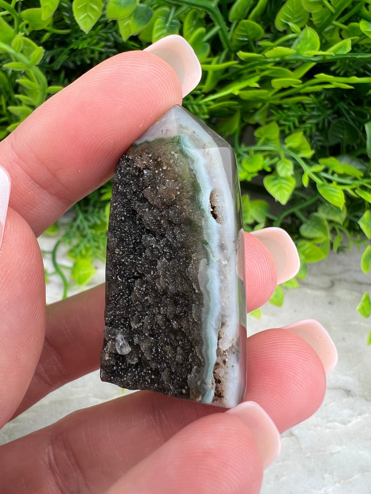 Amethyst-Cluster mit Turmform und geschliffenem Sockel von KEY LIME STORE