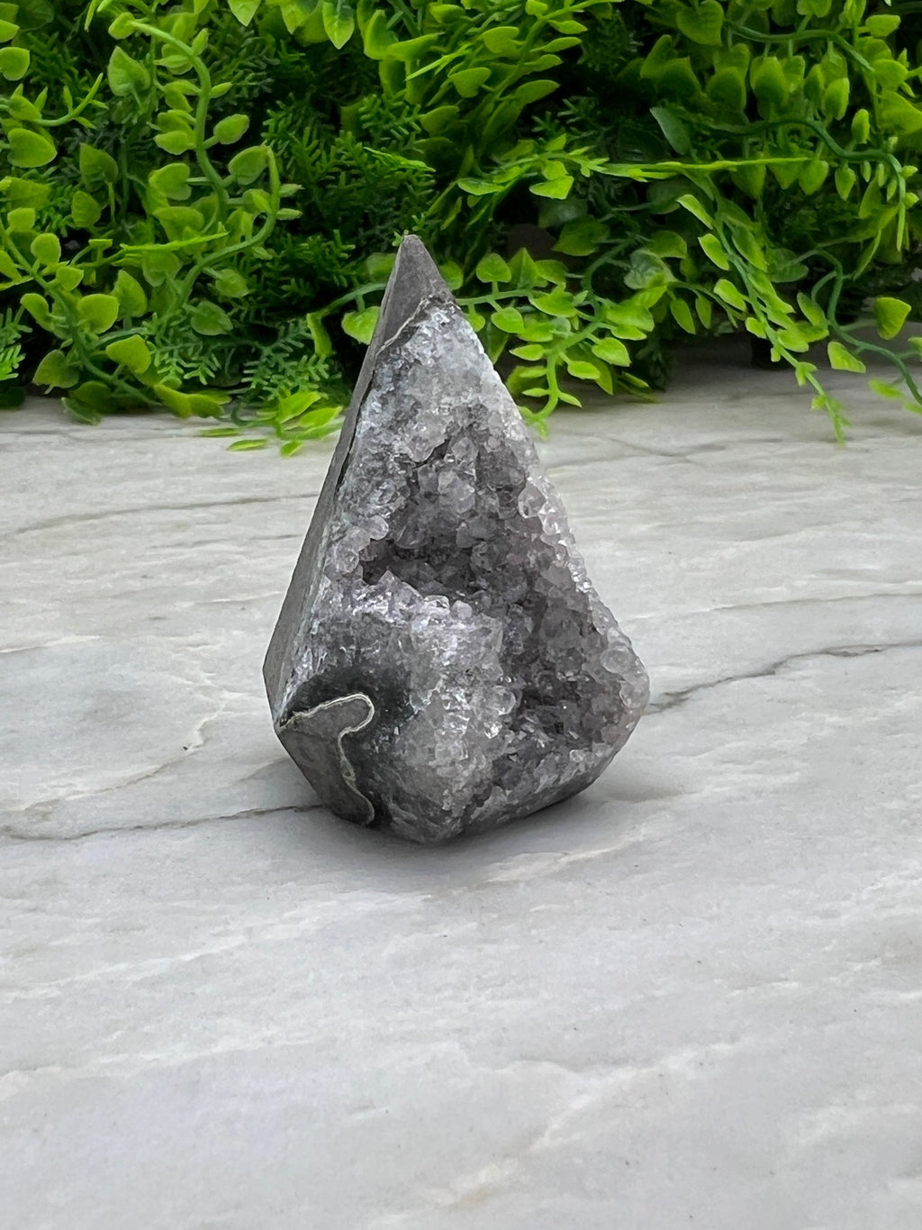 Grauer Amethyst im Diamantschliff, Basis von KEY LIME STORE