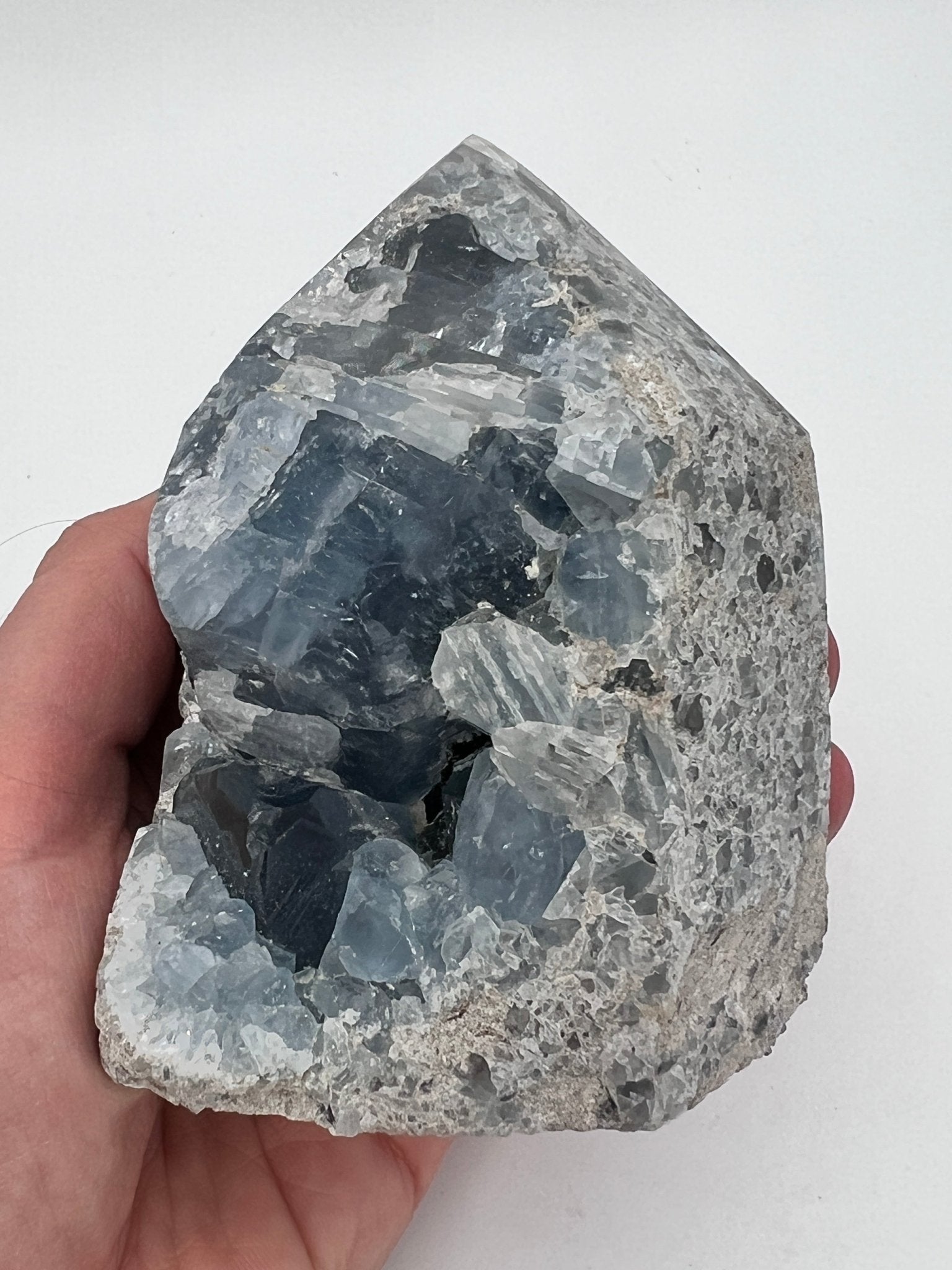 Cluster de célestine, taille en pointe, base coupée, 0,827 kg, par KEY LIME STORE