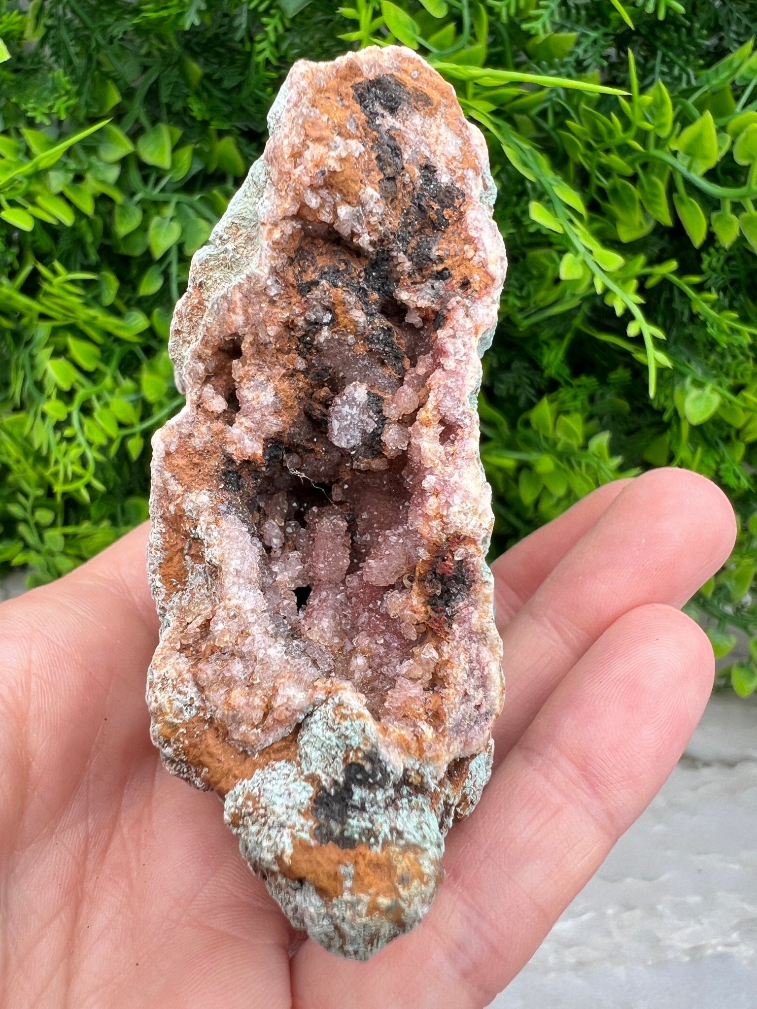 Roze Amethist ruw cluster (9 cm) by KEY LIME STORE