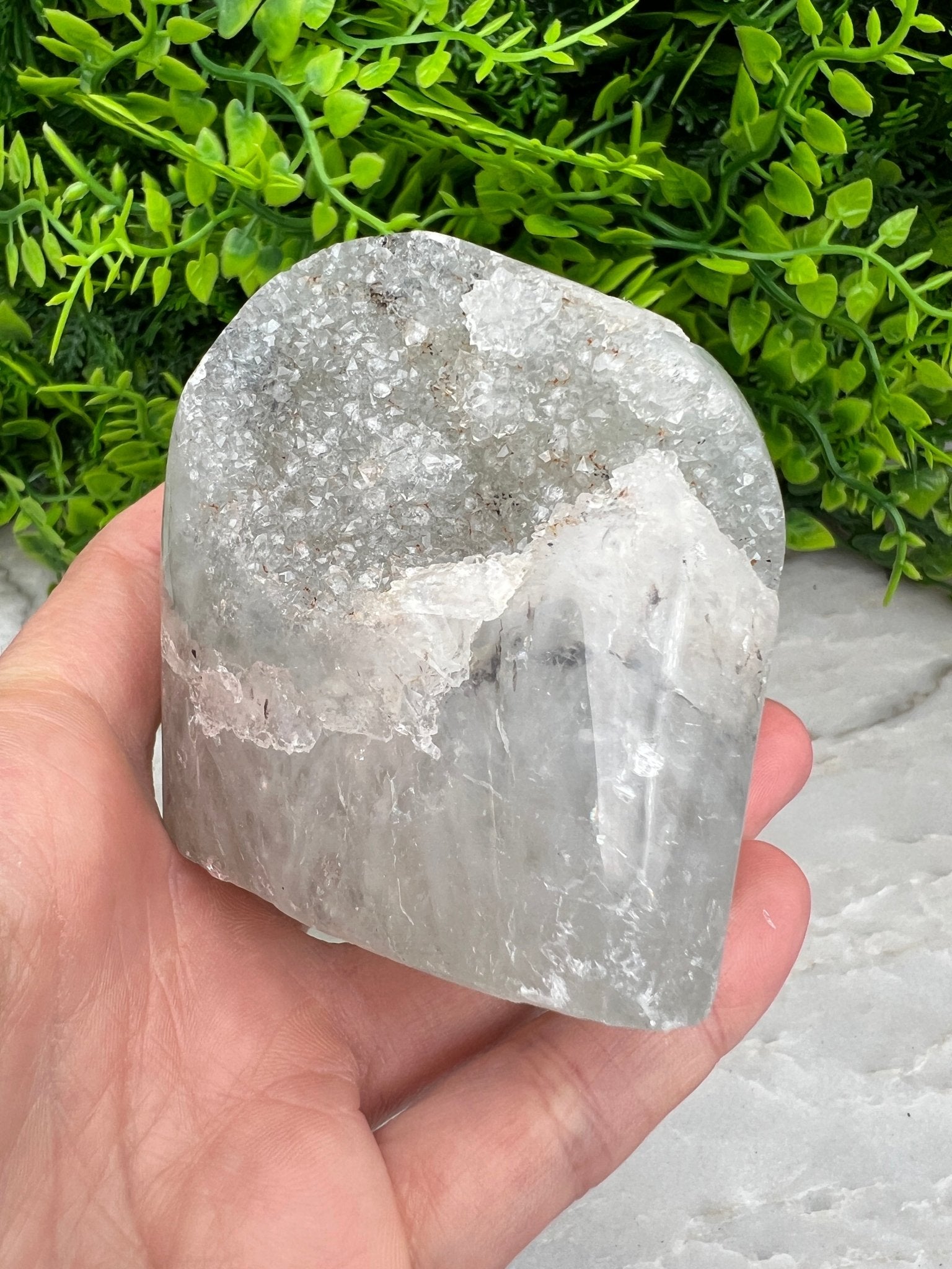 Amethyst-Geode, geschliffener Sockel (6 cm) von KEY LIME STORE