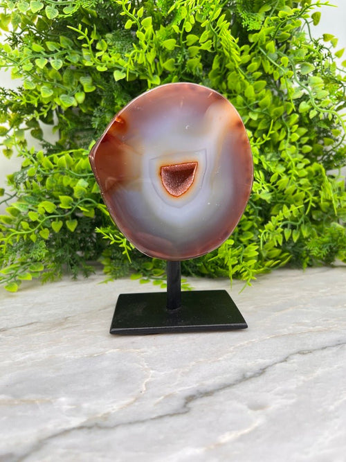 Agaat op standaard by KEY LIME STORE