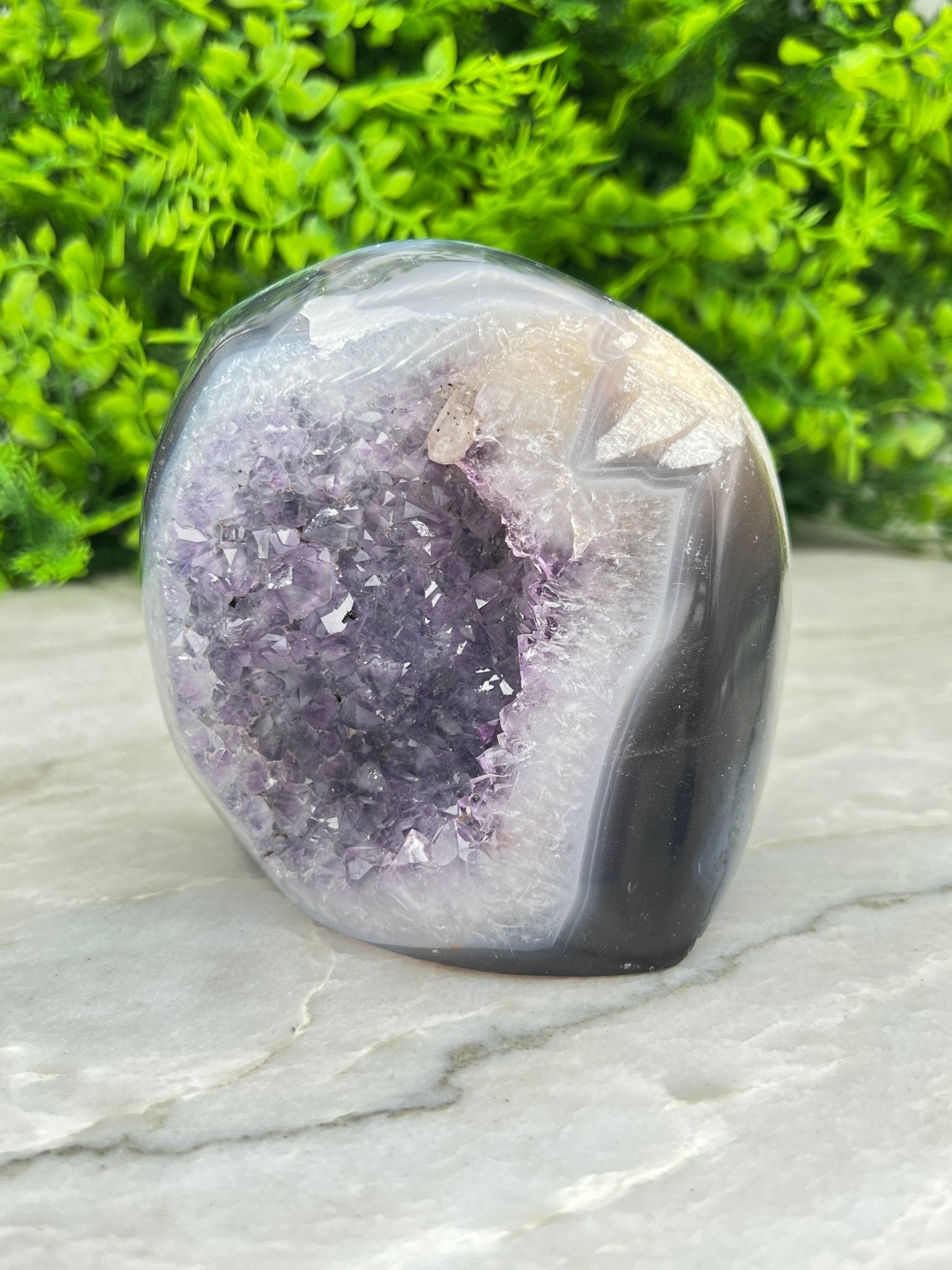 Amethyst mit Achat-Geode, geschliffener Sockel (678 Gramm) von KEY LIME STORE