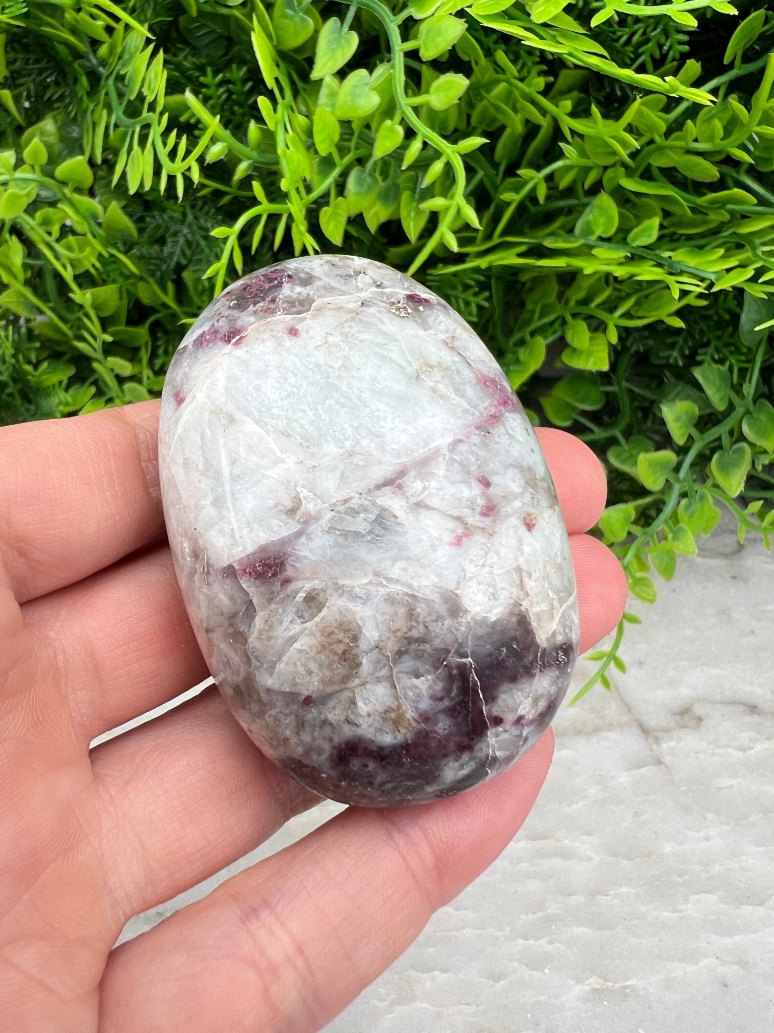 Rubellite (tourmaline rose) dans une pierre de lune (6 cm) par KEY LIME STORE