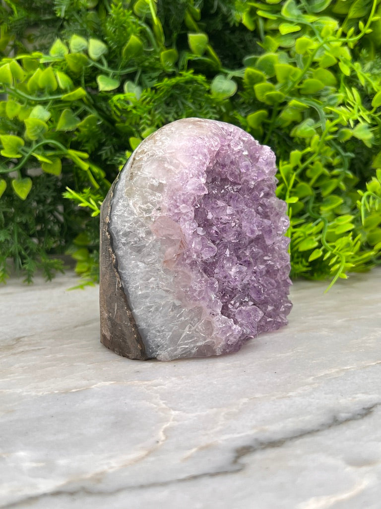 Amethist cluster cut base met gepolijste randen