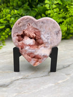 Roze Amethist hart op standaard by KEY LIME STORE