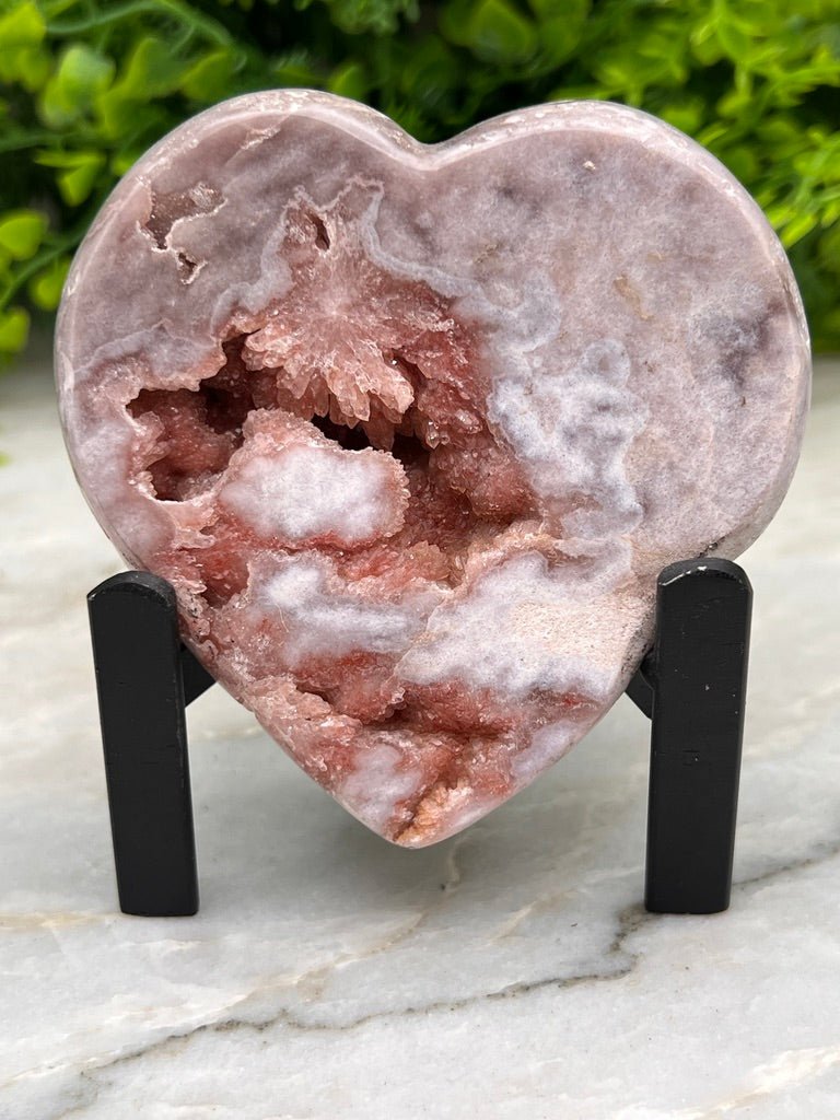 Roze Amethist hart op standaard by KEY LIME STORE