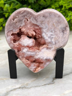 Roze Amethist hart op standaard by KEY LIME STORE
