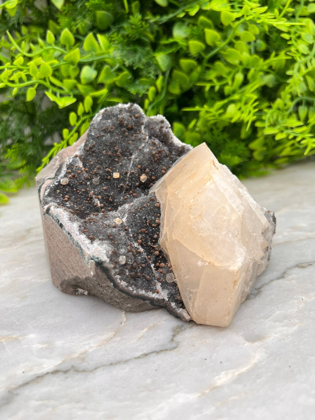 Grijze Amethist met Calciet cut base by KEY LIME STORE