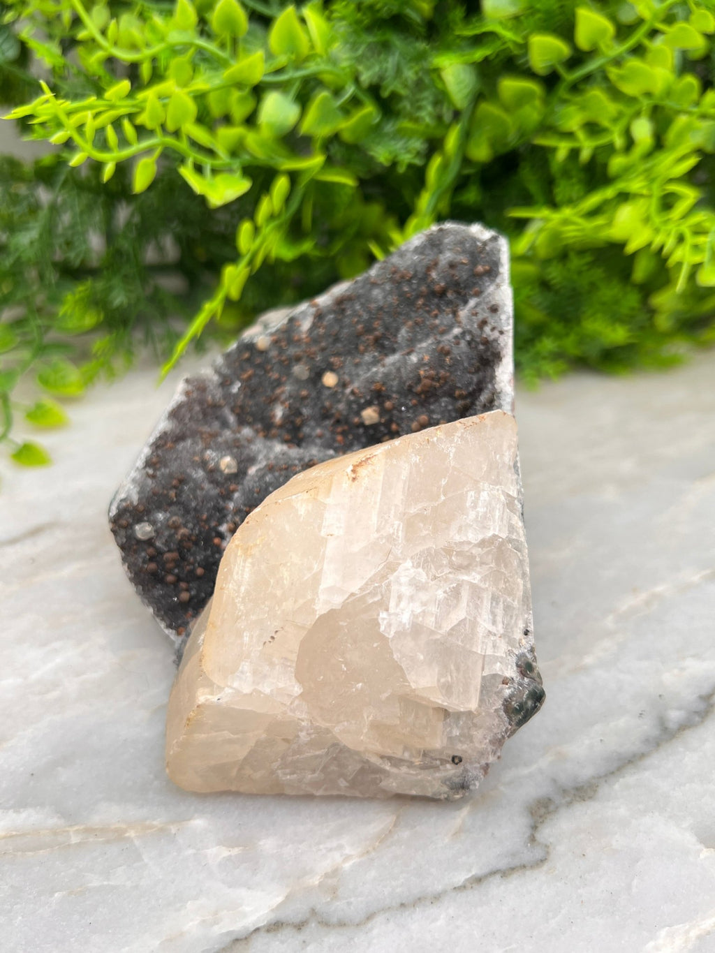 Grijze Amethist met Calciet cut base by KEY LIME STORE