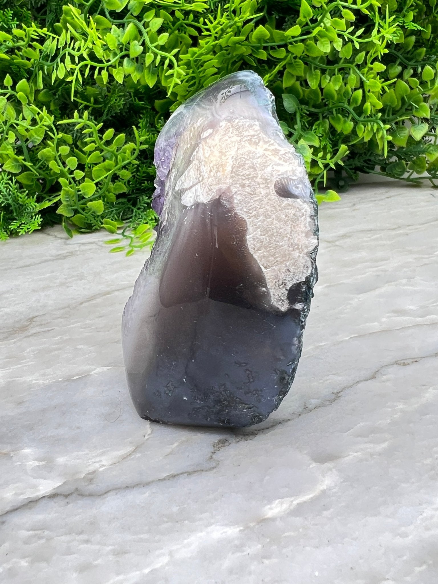 Amethyst mit Achat-Geode, geschliffener Sockel (678 Gramm) von KEY LIME STORE