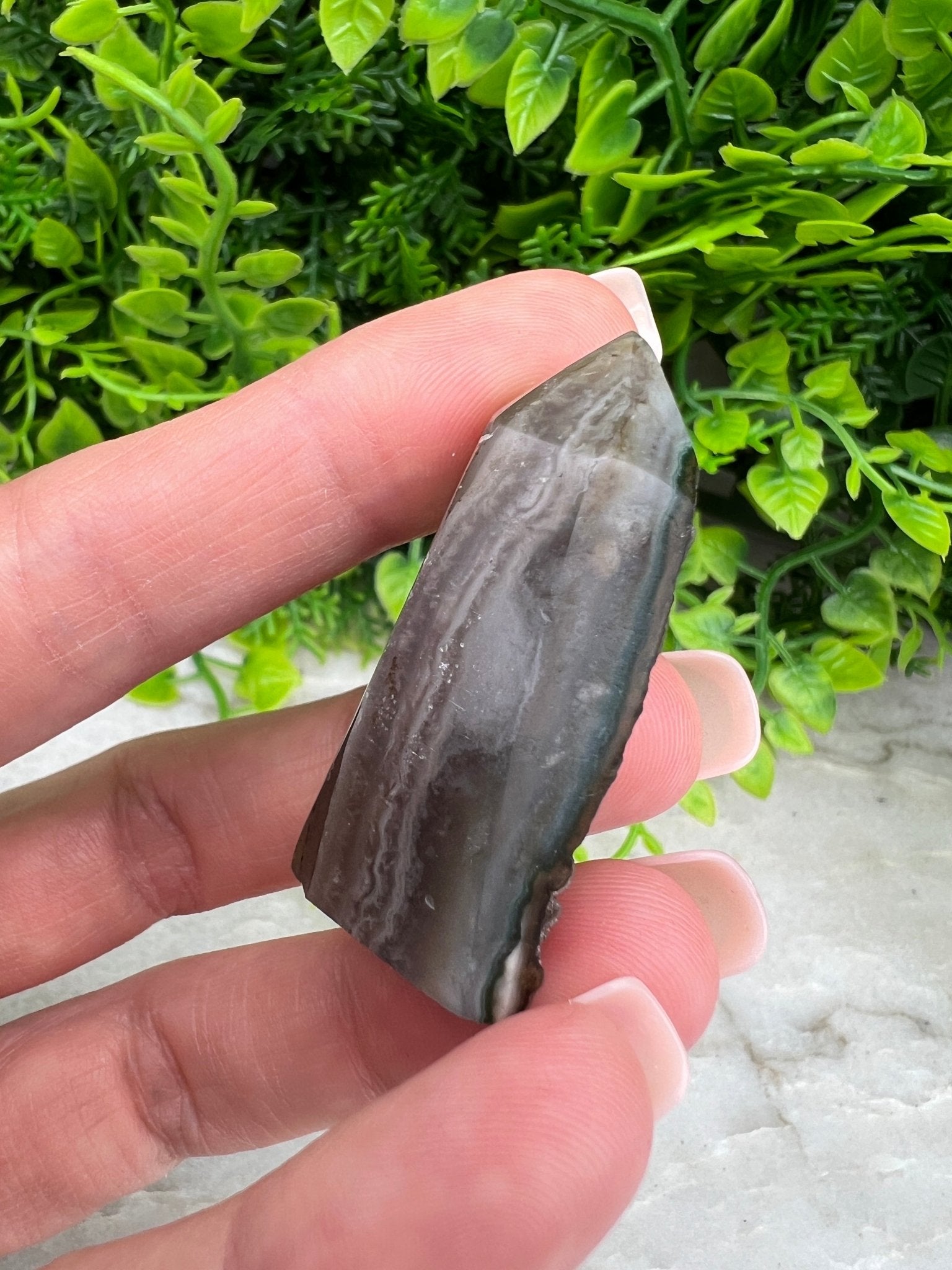 Amethyst-Cluster mit Turmform und geschliffenem Sockel von KEY LIME STORE