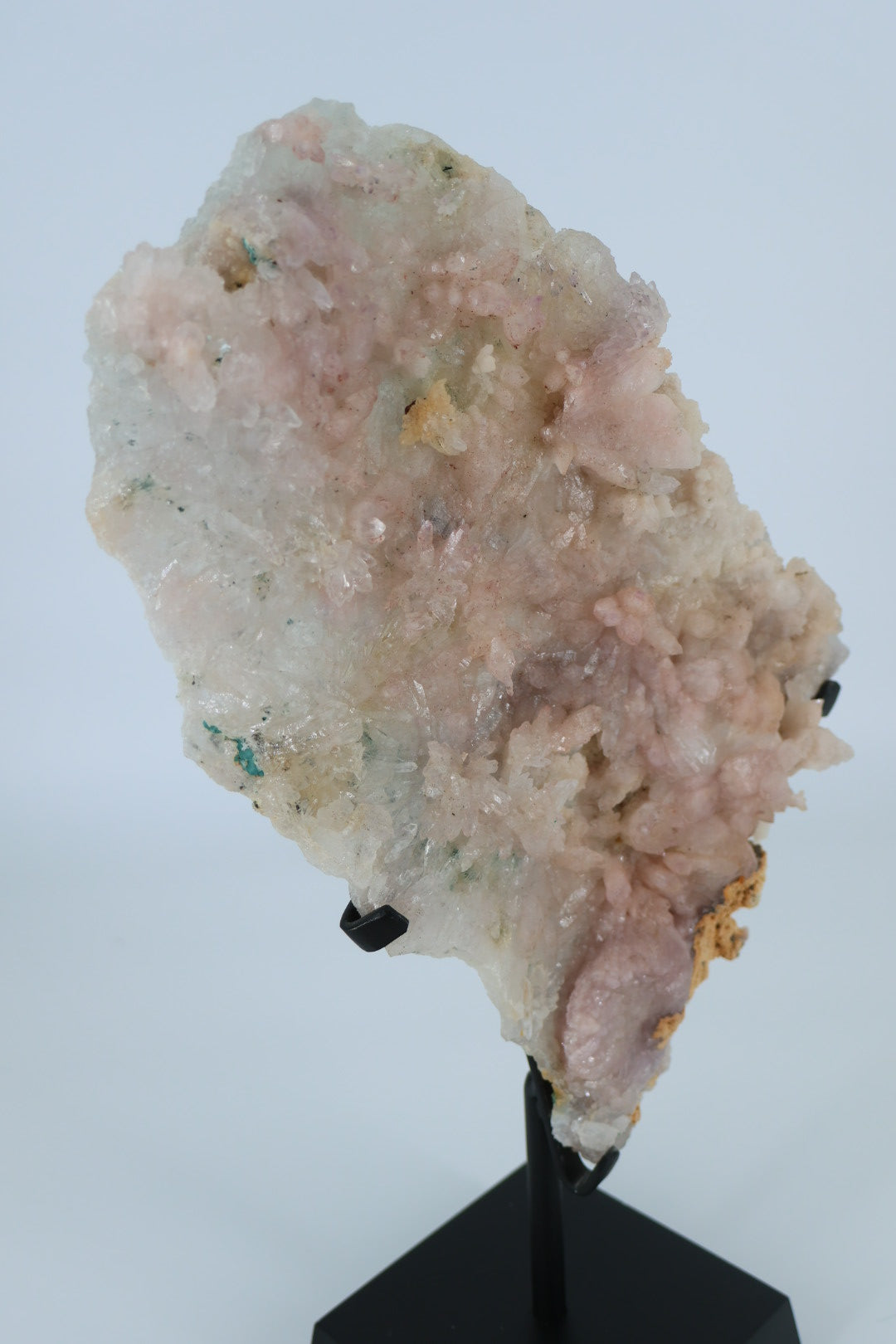 Roze stilbiet op kwarts – met metalen standaard