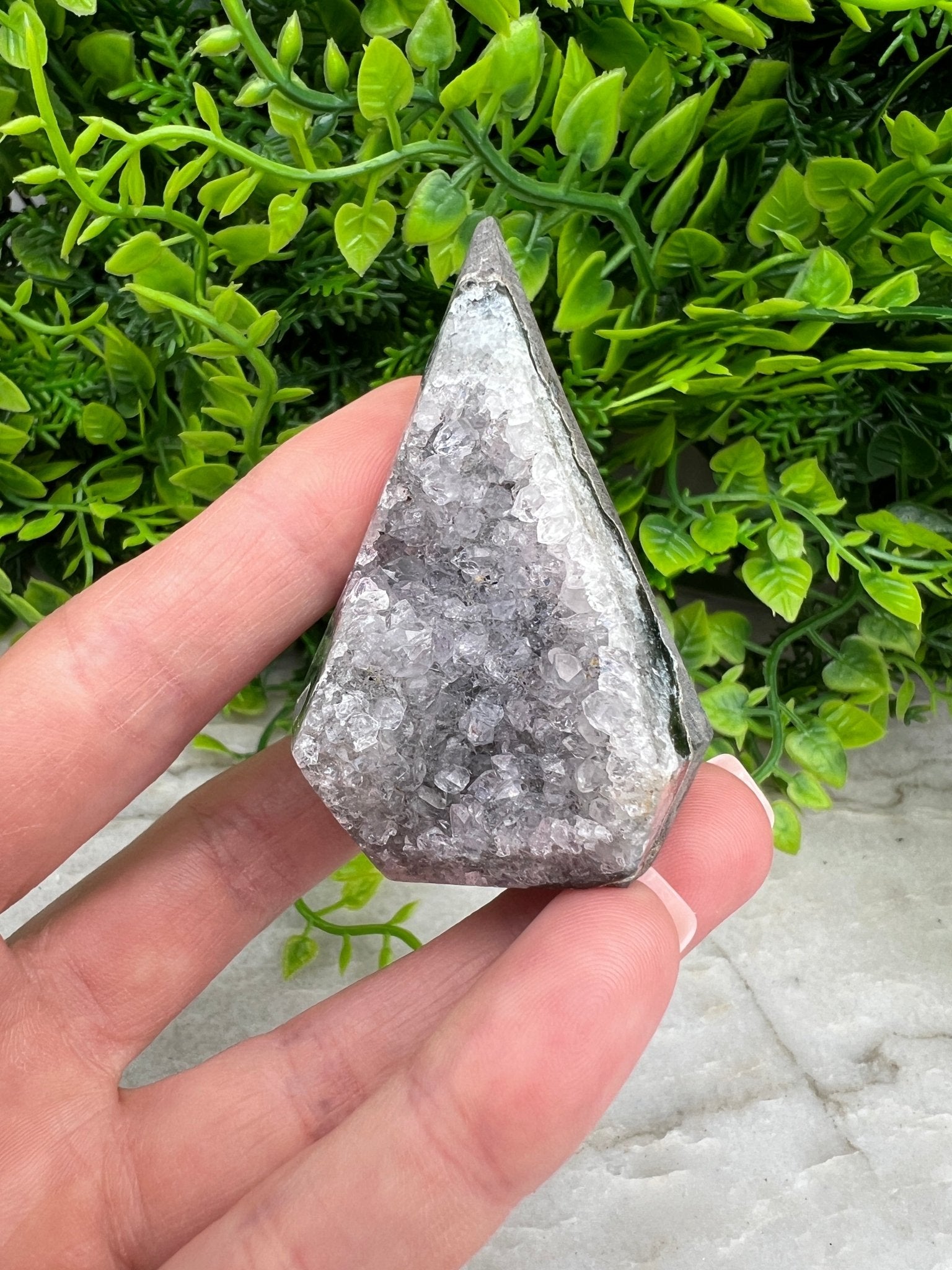 Grauer Amethyst im Diamantschliff, Basis von KEY LIME STORE