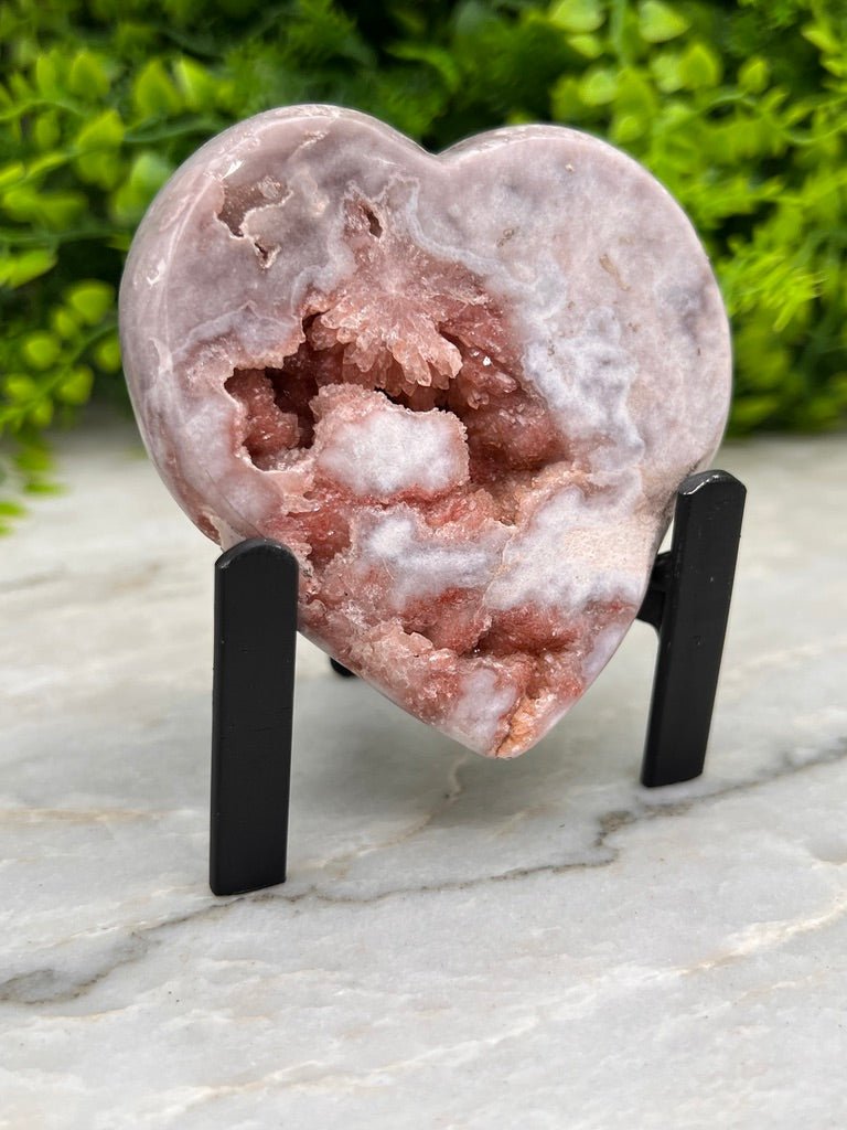 Roze Amethist hart op standaard by KEY LIME STORE
