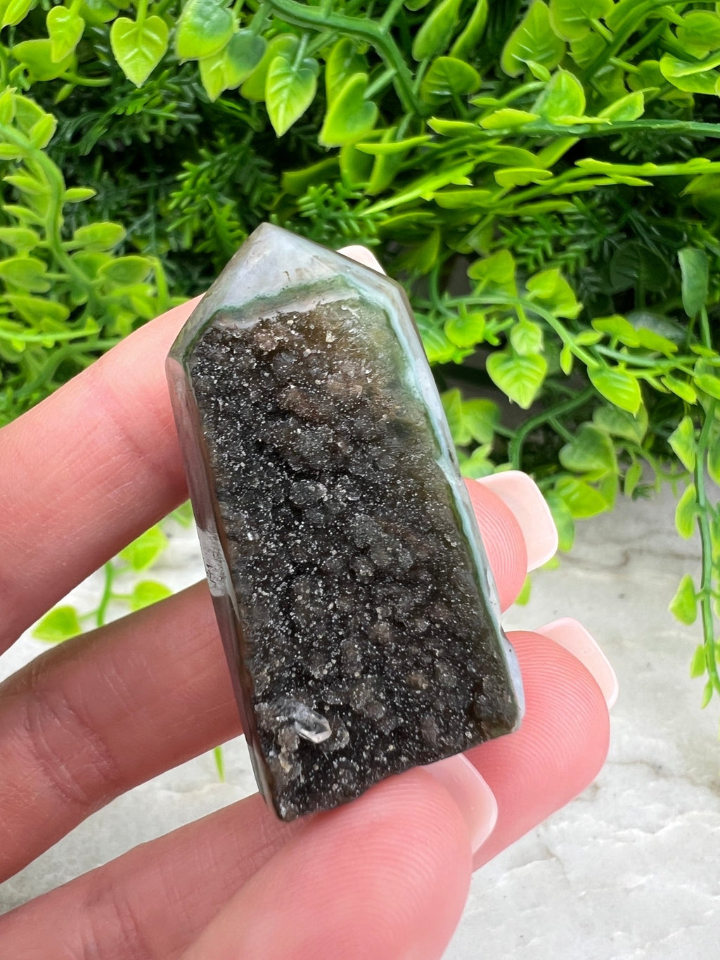 Amethyst-Cluster mit Turmform und geschliffenem Sockel von KEY LIME STORE