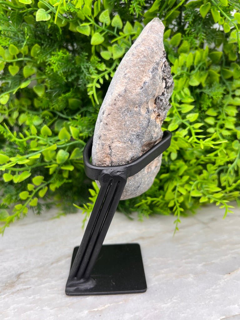 Agaat geode op standaard by KEY LIME STORE