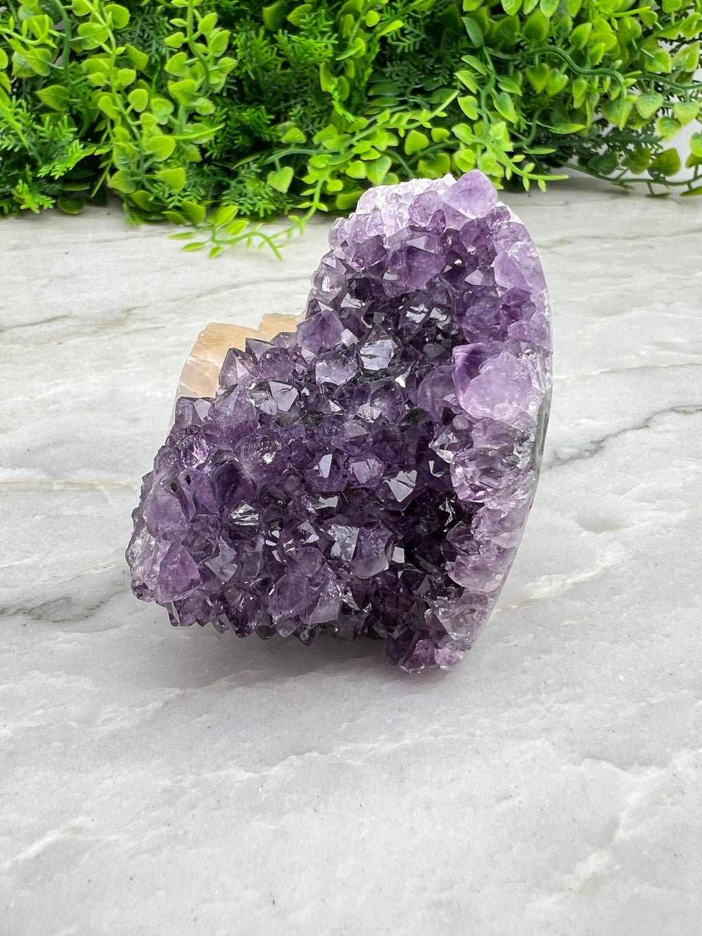 Amethyst mit Calcit, Cluster-Schliff, Sockel (6 cm) von KEY LIME STORE