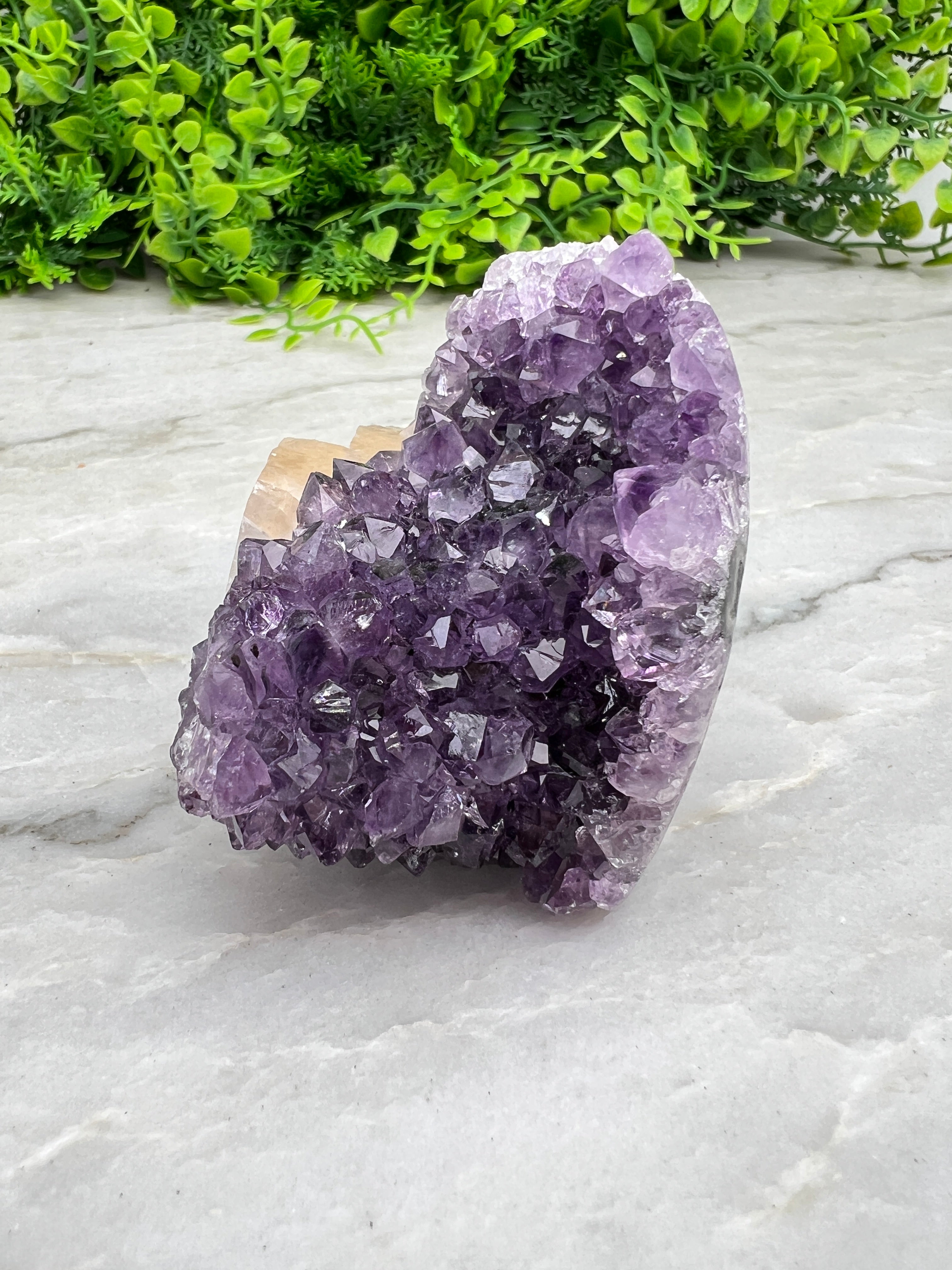 Amethist met Calciet cluster cut base (6 cm)
