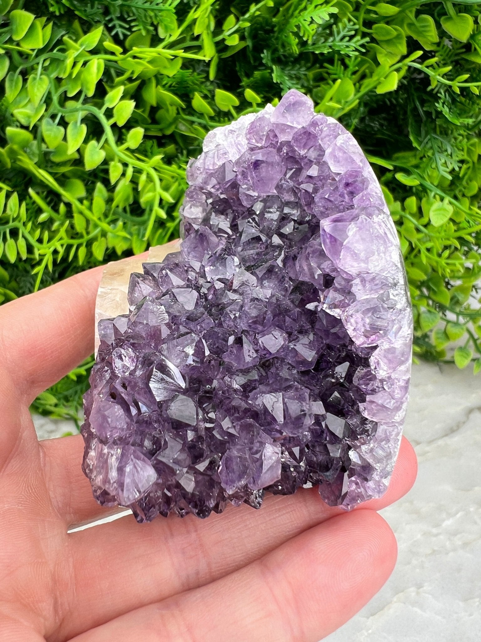 Amethyst mit Calcit, Cluster-Schliff, Sockel (6 cm) von KEY LIME STORE
