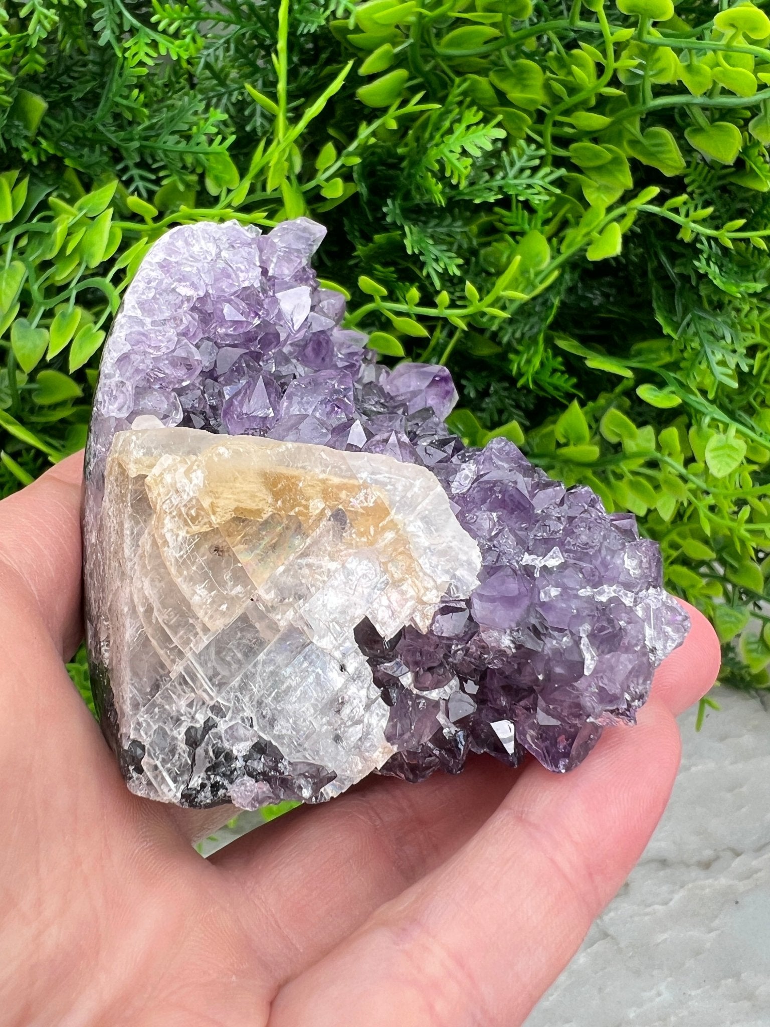Amethyst mit Calcit, Cluster-Schliff, Sockel (6 cm) von KEY LIME STORE