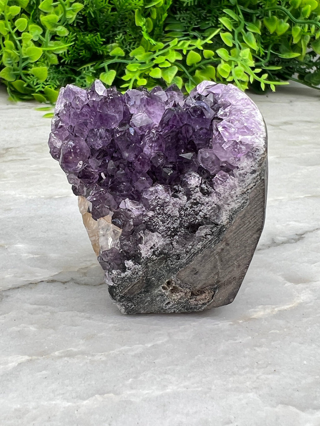 Amethyst mit Calcit, Cluster-Schliff, Sockel (6 cm) von KEY LIME STORE