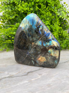 Labradoriet sculptuur by KEY LIME STORE