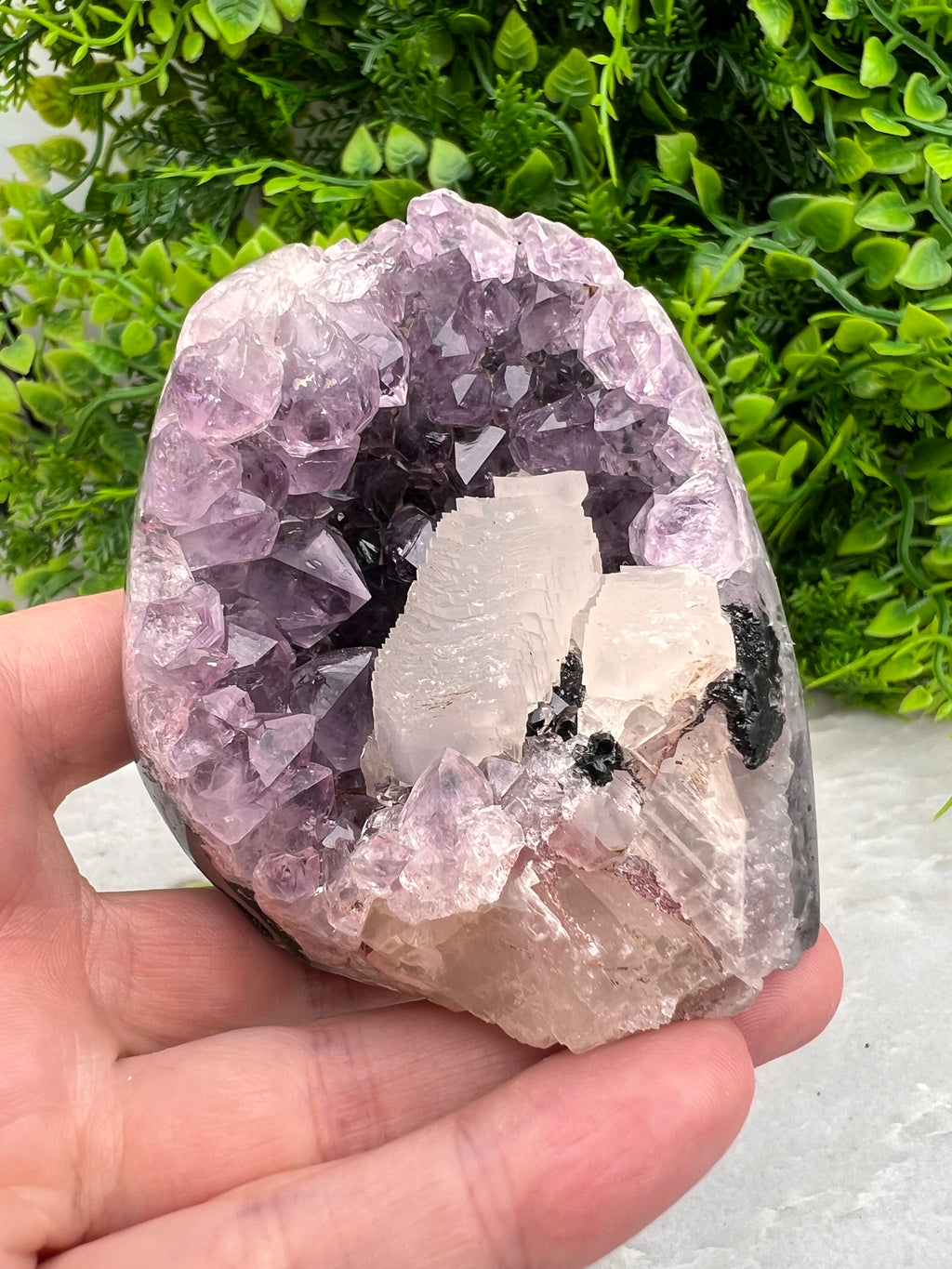 Amethist cluster met calciet