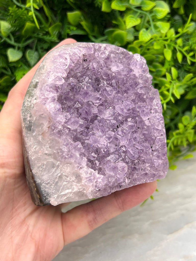 Amethist cluster cut base met gepolijste randen