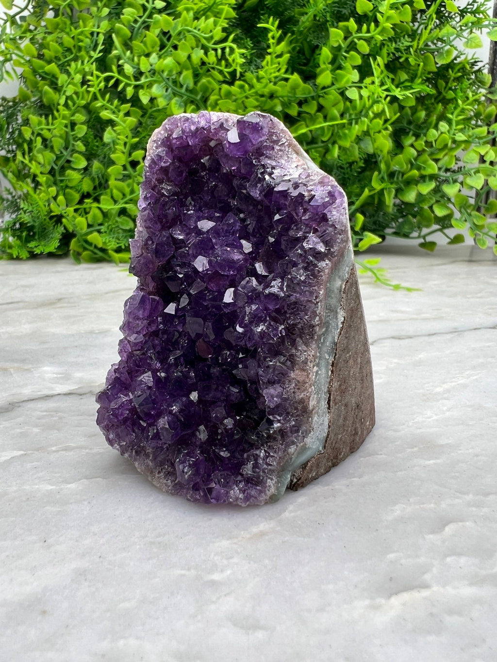 Amethyst-Cluster-Schliff, Basis (255 Gramm) von KEY LIME STORE
