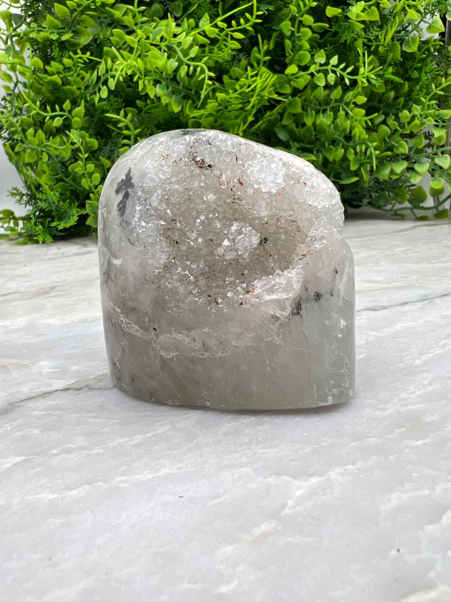 Amethyst-Geode, geschliffener Sockel (6 cm) von KEY LIME STORE
