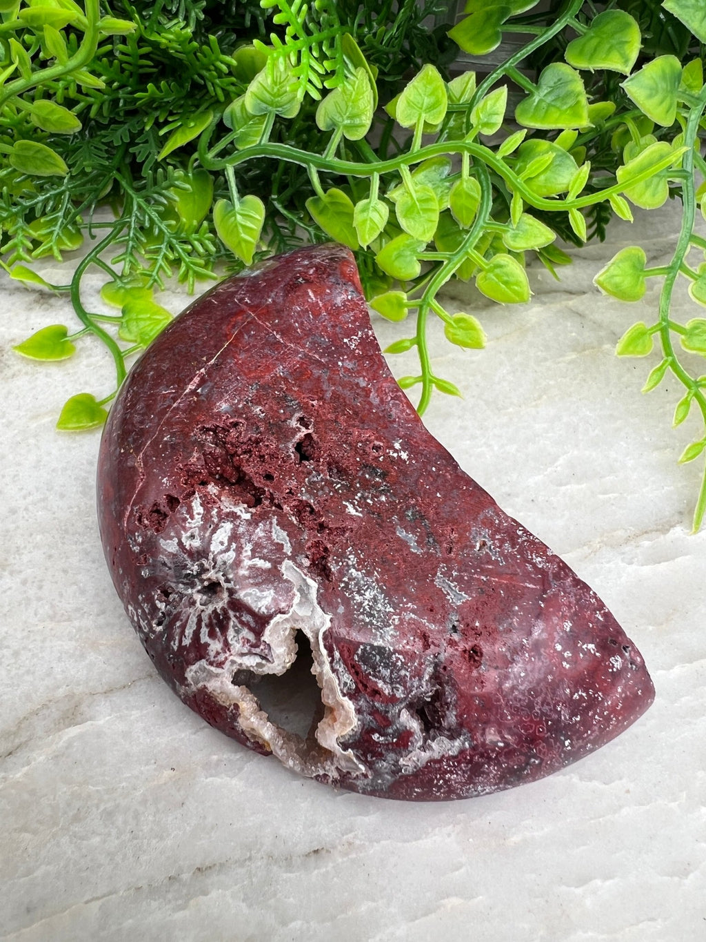 Druzen-Roter-Jaspis in Mondform (9 cm) von KEY LIME STORE