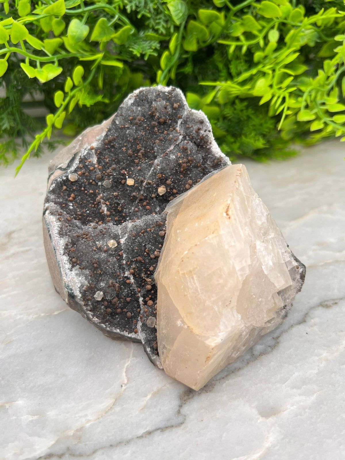 Grijze Amethist met Calciet cut base by KEY LIME STORE