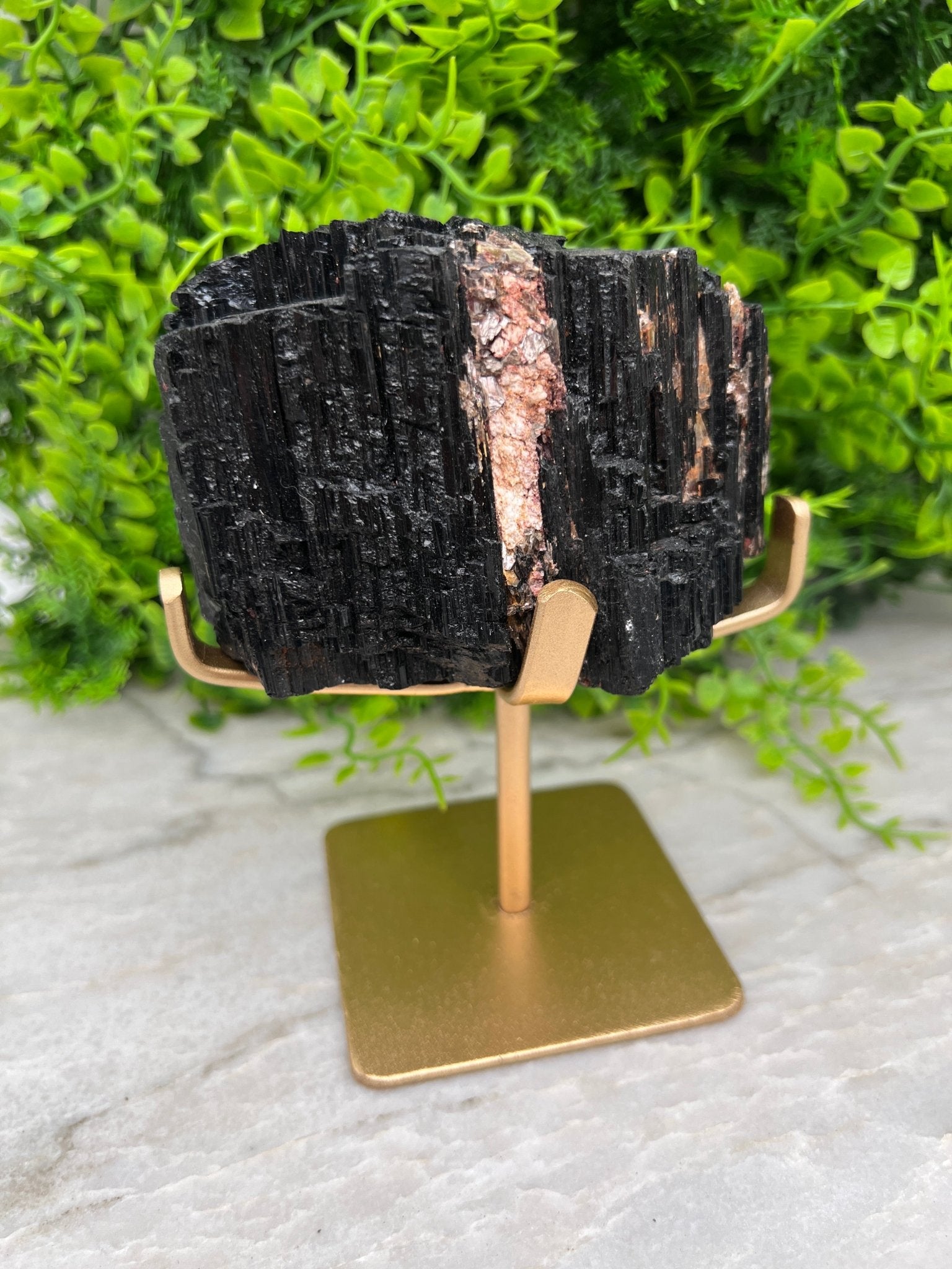 Schwarzer Turmalin auf goldenem Sockel (720 Gramm) von KEY LIME STORE