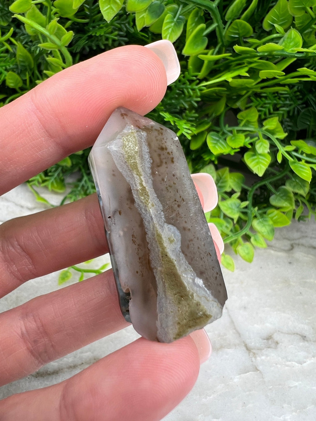 Amethyst-Cluster mit Turmform und geschliffenem Sockel von KEY LIME STORE