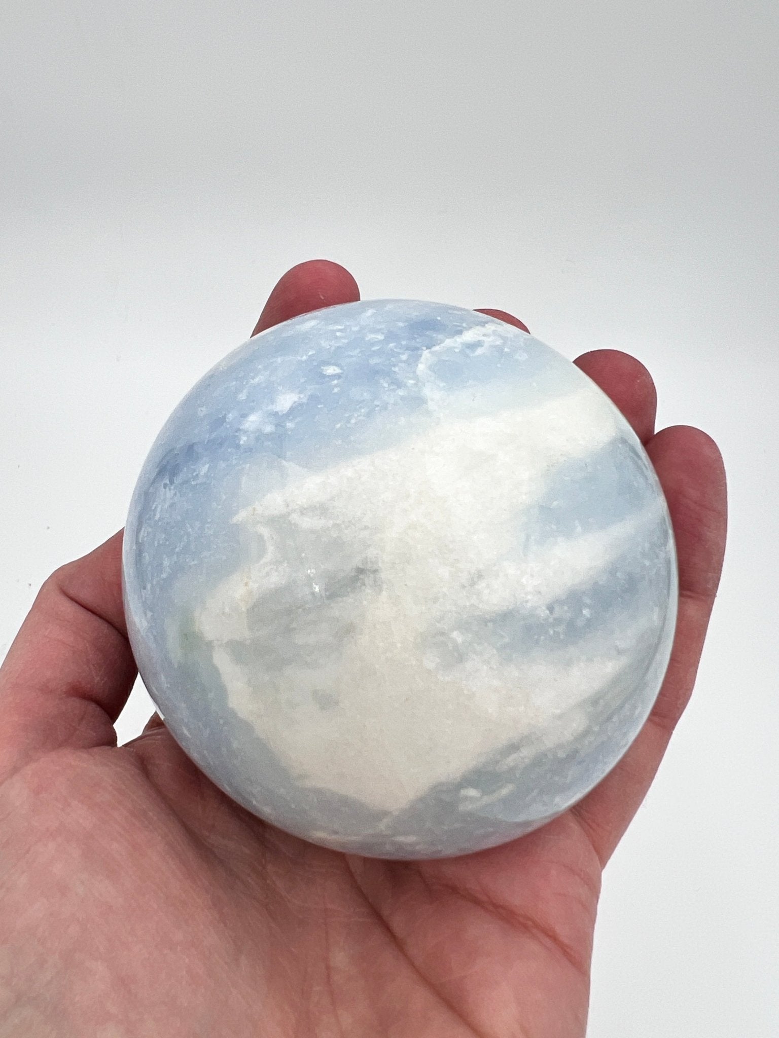 Sphère de calcite bleue de 0,586 kg par KEY LIME STORE