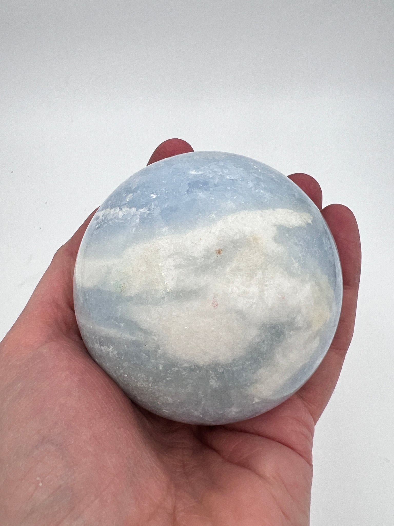 Sphère de calcite bleue de 0,586 kg par KEY LIME STORE