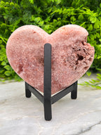 Druzy Roze Amethist hart op standaard (464 gr/12 cm)