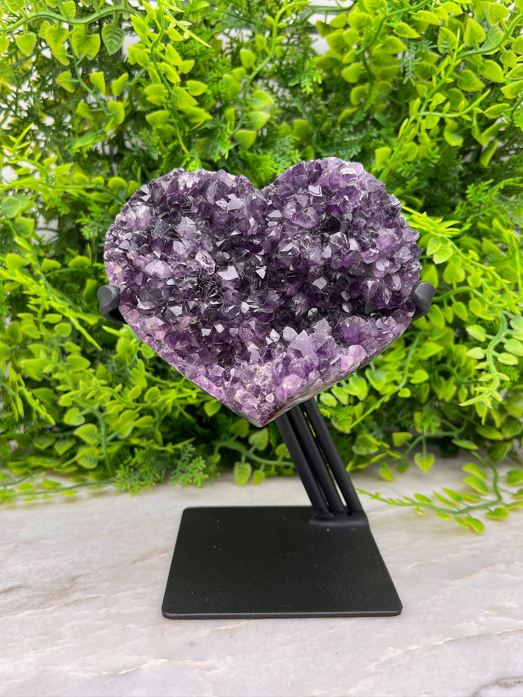 Amethist cluster hart op standaard (802 gr/15 cm)