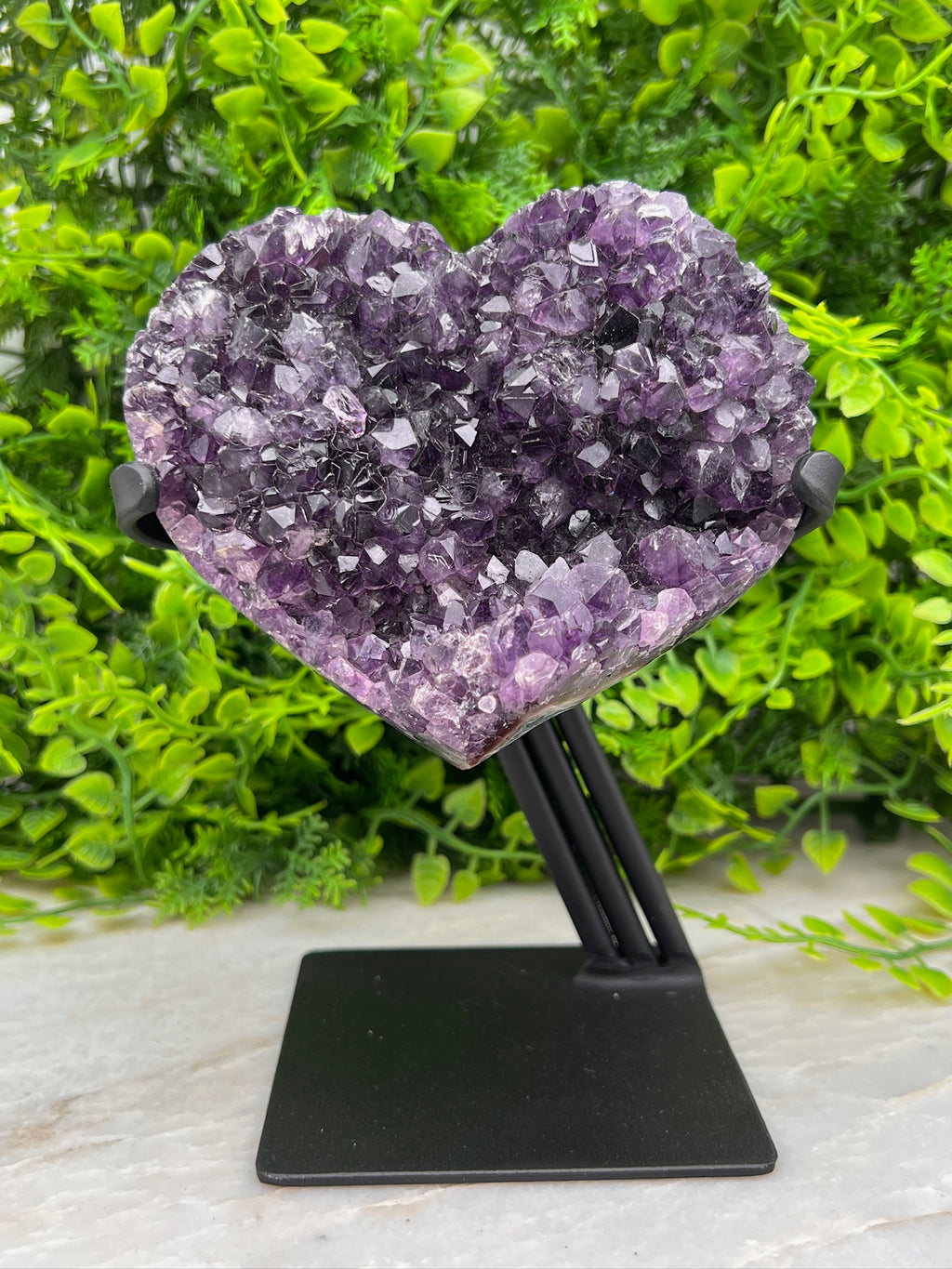 Amethist cluster hart op standaard (802 gr/15 cm)