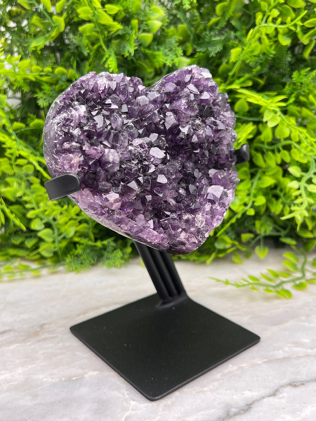 Amethist cluster hart op standaard (802 gr/15 cm)