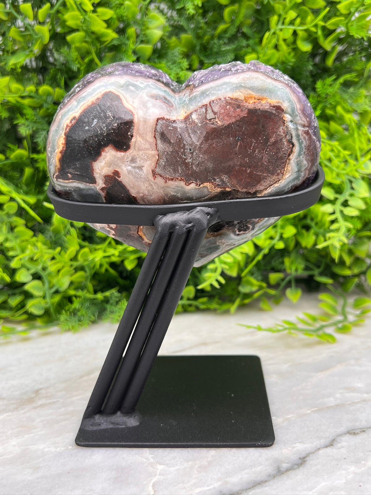 Amethist cluster hart op standaard (802 gr/15 cm)