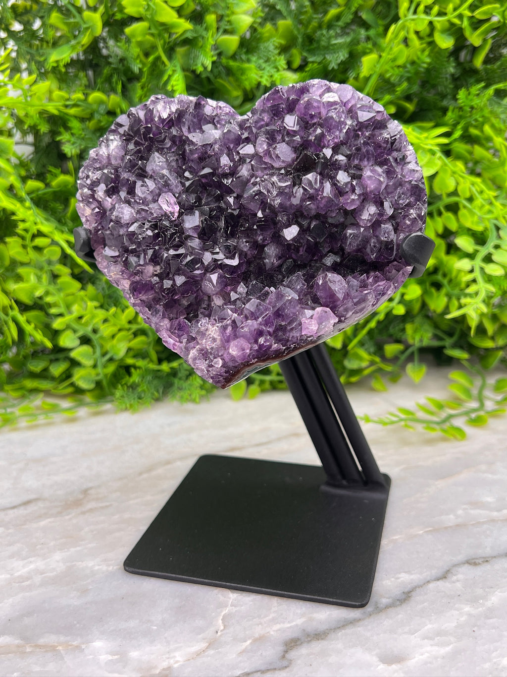 Amethist cluster hart op standaard (802 gr/15 cm)