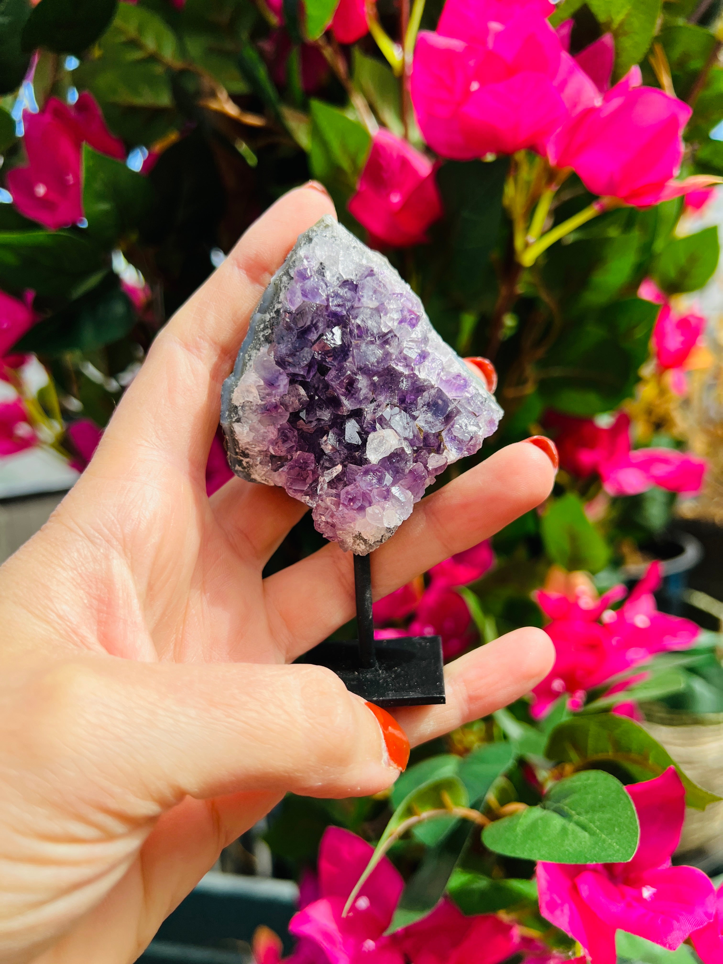 Amethist kristal cluster op standaard