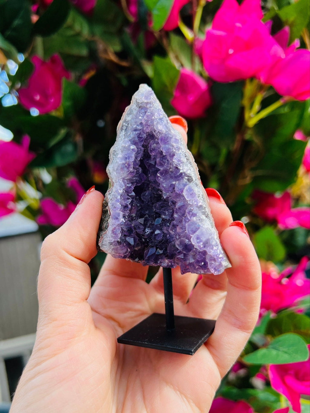 Amethyst-Kristallcluster auf Sockel von KEY LIME STORE