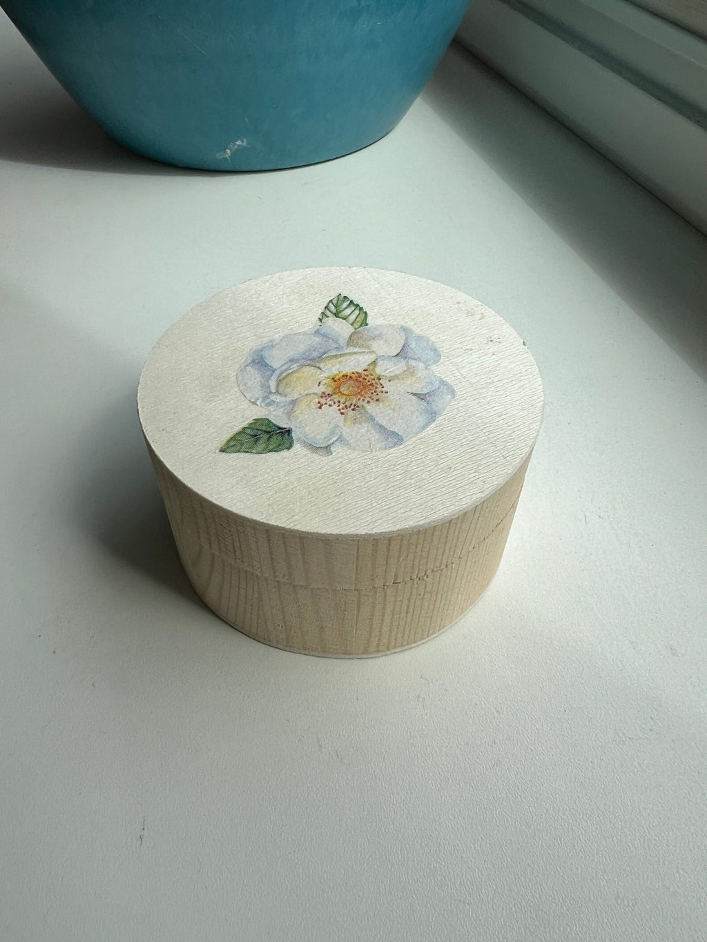 Holzkästchen mit weißer Blume von KEY LIME STORE