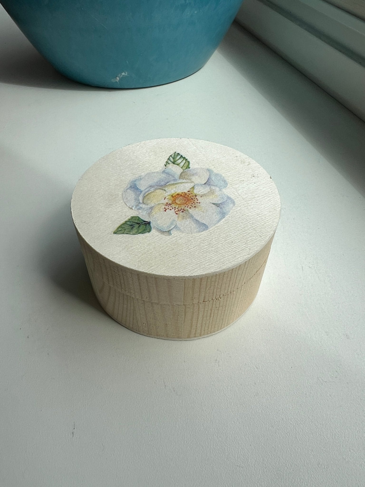 Houten doosje witte bloem by KEY LIME STORE